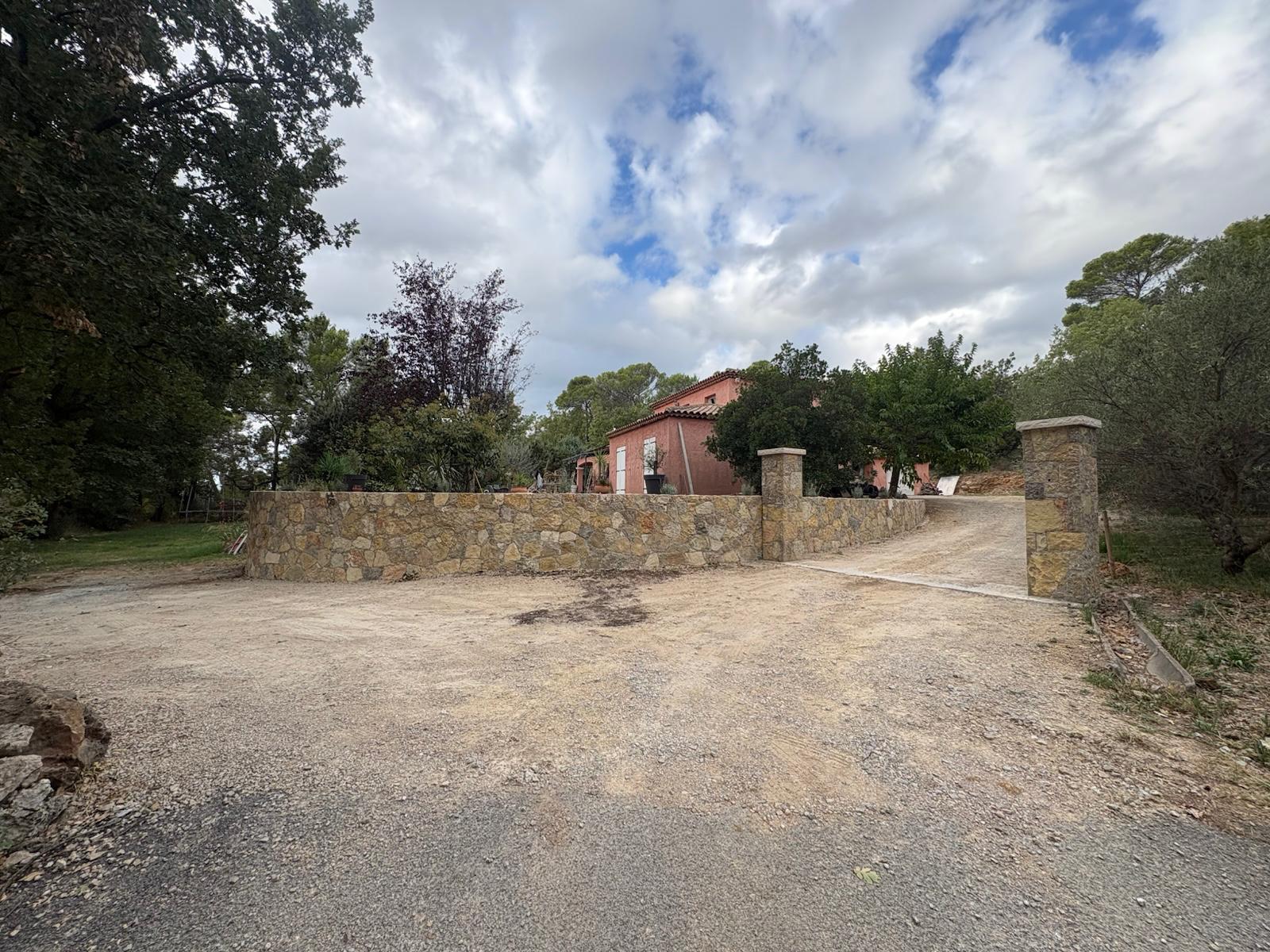 Mur et piliers en pierre taillée